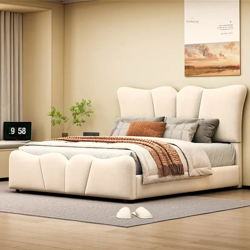 Letto a piattaforma imbottito in velluto color beige, matrimoniale, con testiera e pediera