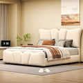Letto a piattaforma imbottito in velluto color beige, matrimoniale, con testiera e pediera