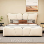 Letto a piattaforma imbottito in velluto color beige, matrimoniale, con testiera e pediera
