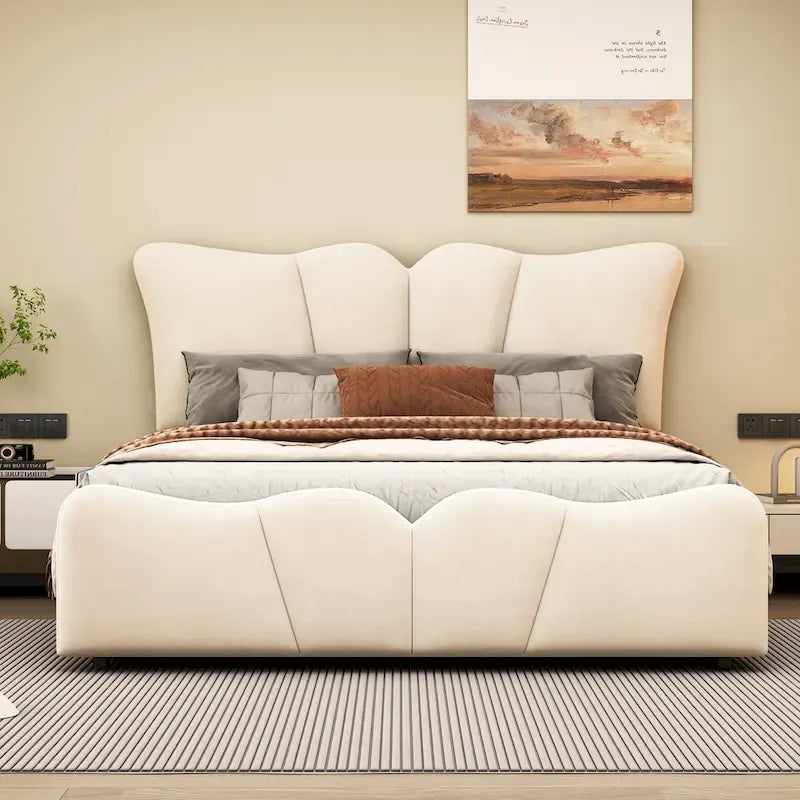 Letto a piattaforma imbottito in velluto color beige, matrimoniale, con testiera e pediera