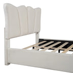 Letto a piattaforma imbottito in velluto color beige, matrimoniale, con testiera e pediera