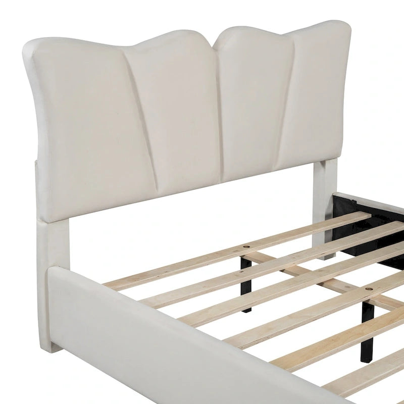 Letto a piattaforma imbottito in velluto color beige, matrimoniale, con testiera e pediera