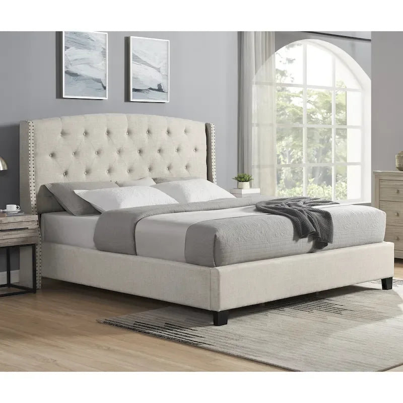 Letto a piattaforma imbottito beige con testiera a giorno capitonné