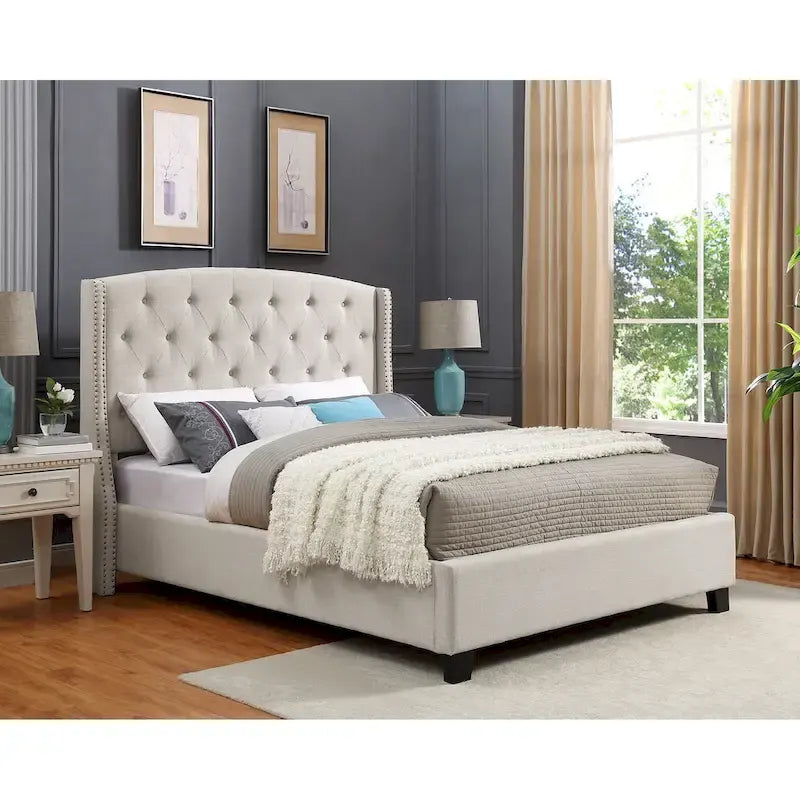 Letto a piattaforma imbottito beige con testiera a giorno capitonné