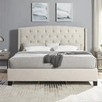 Letto a piattaforma imbottito beige con testiera a giorno capitonné