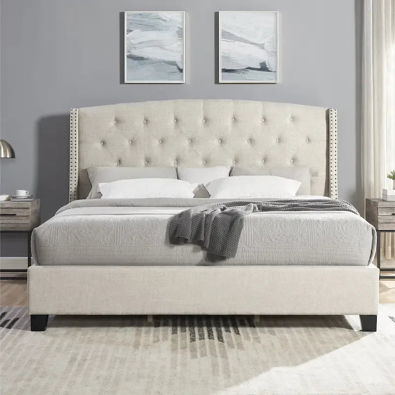 Letto a piattaforma imbottito beige con testiera a giorno capitonné