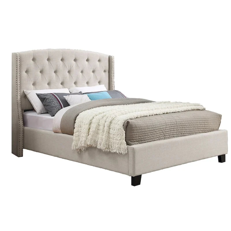 Letto a piattaforma imbottito beige con testiera a giorno capitonné