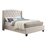 Letto a piattaforma imbottito beige con testiera a giorno capitonné
