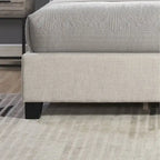 Letto a piattaforma imbottito beige con testiera a giorno capitonné