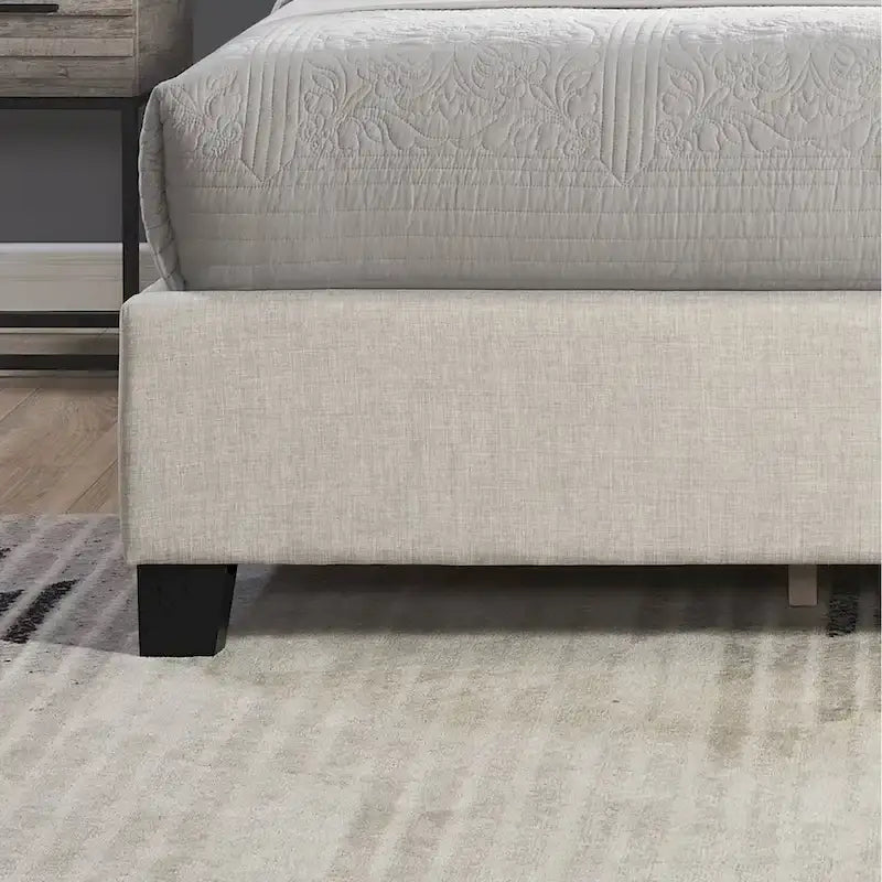 Letto a piattaforma imbottito beige con testiera a giorno capitonné