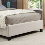 Letto a piattaforma imbottito beige con testiera a giorno capitonné