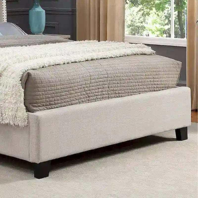 Letto a piattaforma imbottito beige con testiera a giorno capitonné