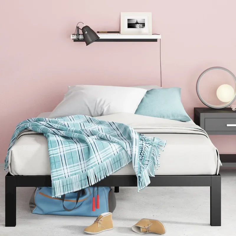 Struttura letto a piattaforma in metallo nero con doghe in legno