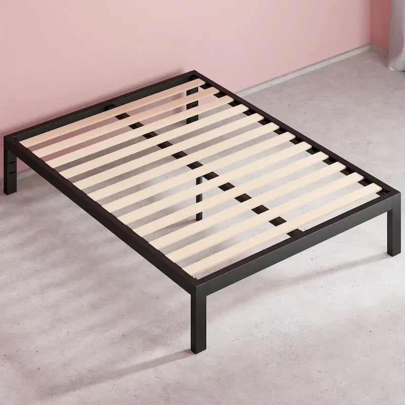 Struttura letto a piattaforma in metallo nero con doghe in legno