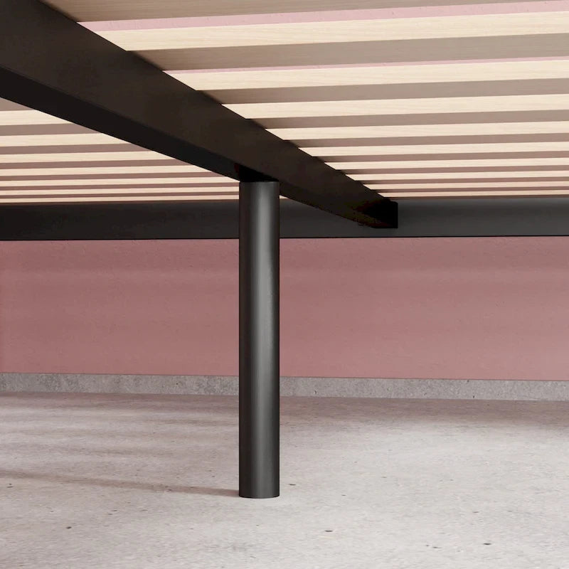 Struttura letto a piattaforma in metallo nero con doghe in legno