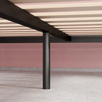 Struttura letto a piattaforma in metallo nero con doghe in legno