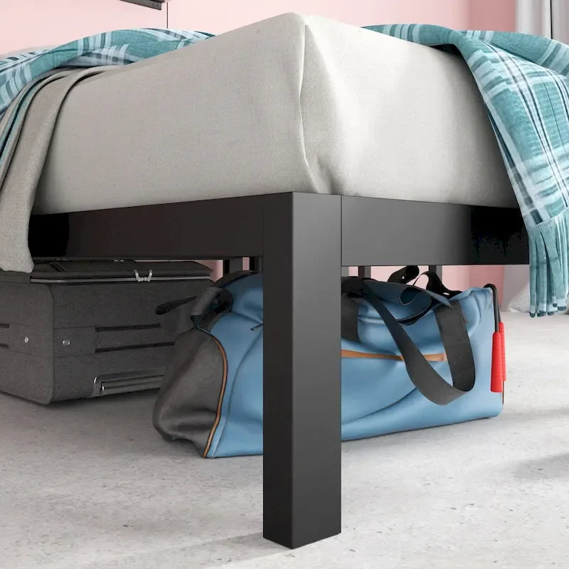 Struttura letto a piattaforma in metallo nero con doghe in legno