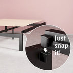 Struttura letto a piattaforma in metallo nero con doghe in legno
