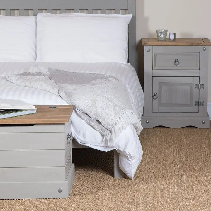 Comodino in legno con 1 anta e 1 cassetto