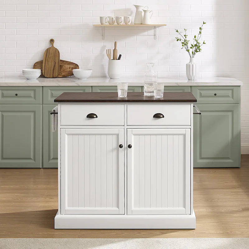 Isola da cucina in stile costiero con mobili contenitori e cassetti