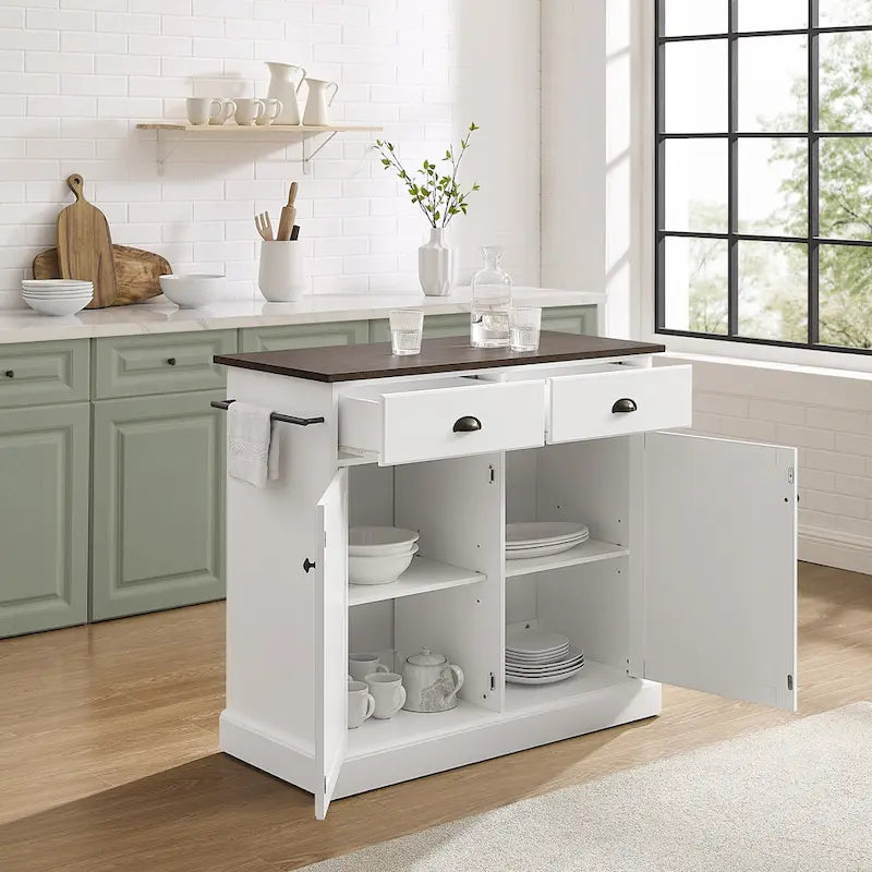 Isola da cucina in stile costiero con mobili contenitori e cassetti