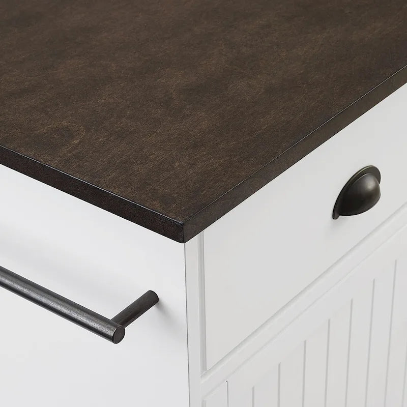 Isola da cucina in stile costiero con mobili contenitori e cassetti